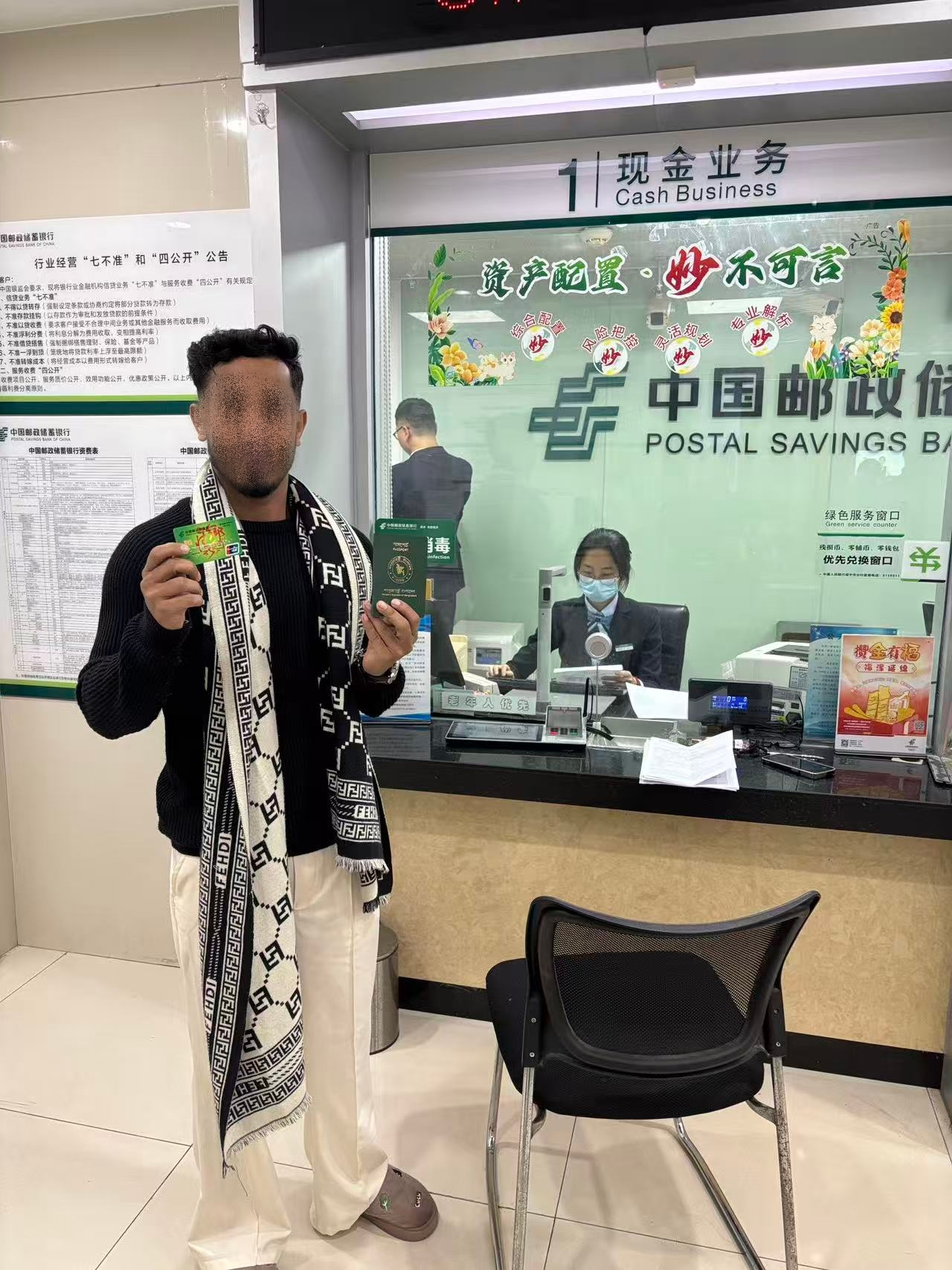 邮储银行咸宁市温泉路支行暖心服务外籍学子获赞