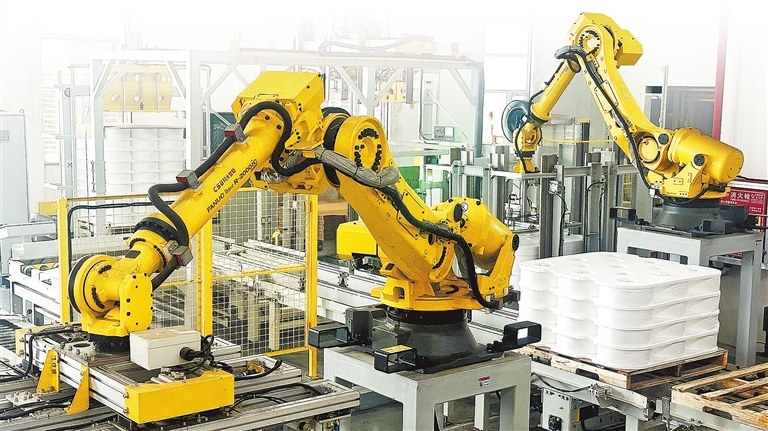 中国尼龙城企业加快智能化改造，采用智能自动包装系统打包。 齐磊 摄