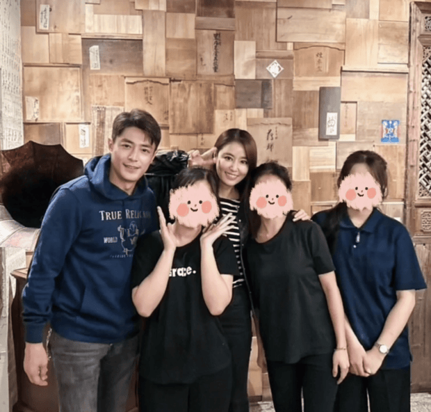 林心如霍建华与网友合照。