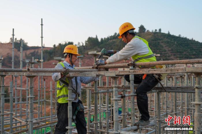 图为施工人员正在搭设寻乌站站房屋面支撑架体。叶深文 摄