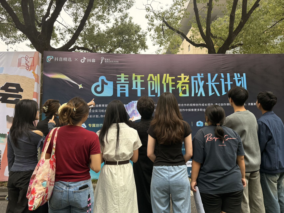 黄金织锦、皮影跳太空步:年轻人解锁创作职业新赛道