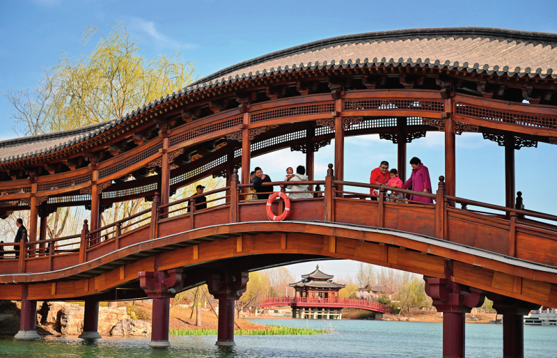 市民在雄安新区悦容公园内休闲(2025 年 3 月 19 日摄) 牟宇摄 / 本刊