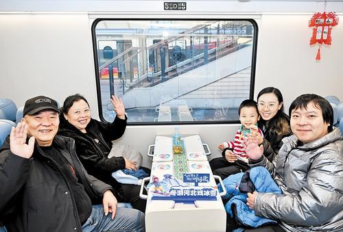 11月22日，北京游客乘坐全景观光旅游列车。