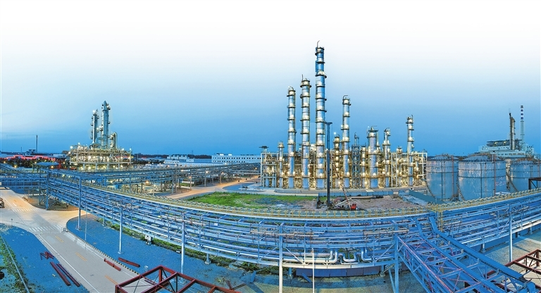 中国尼龙城夜景。 资料图片