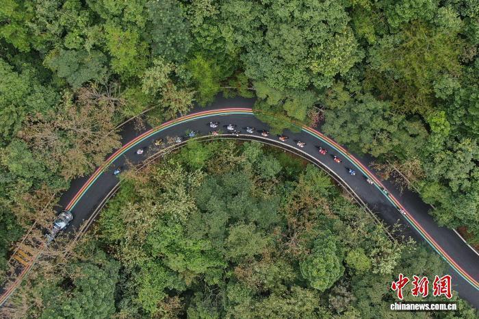 9月25日,江西赣州安远县,车手们从三百山的盘山公路上经过。刘力鑫 摄