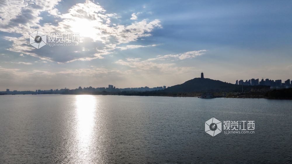 2025年12月20日,江西省吉安市港口物流有限责任公司综合货运码头赣江水域上,多艘货船正待装货或已装满货物,少数满仓货船缓慢驶离岸边,年末来临之际一派繁忙景象。