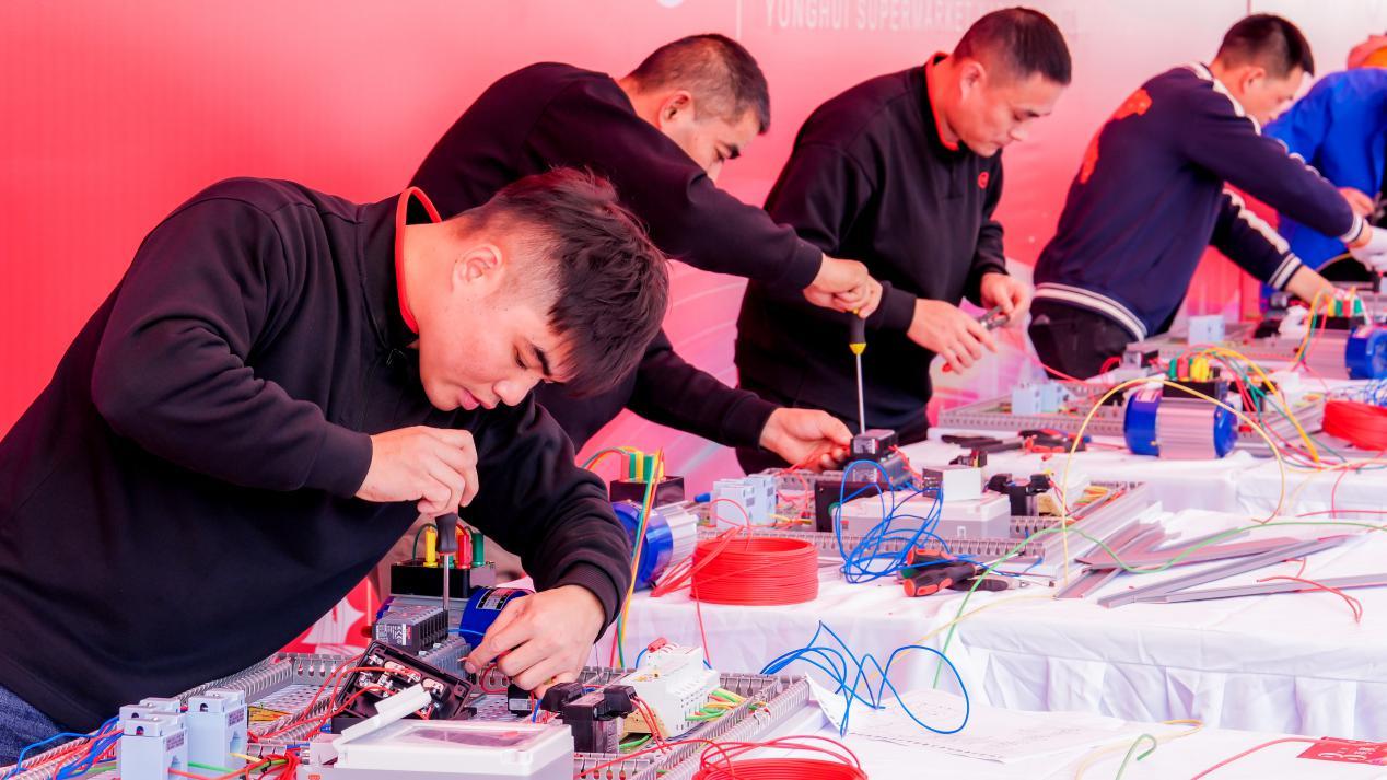 参赛者在现场比拼维修技能