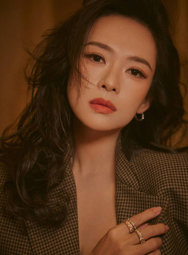 章子怡穿格纹西装，卷发衬红唇，冷艳又妩媚。