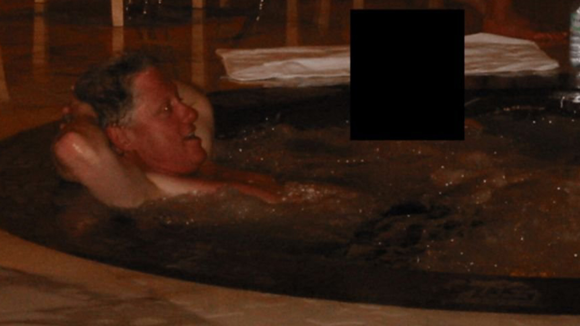 成了爱泼斯坦案“替罪羊”？美国前总统克林顿回应：立即全部公开！“很显然某人受到了保护”