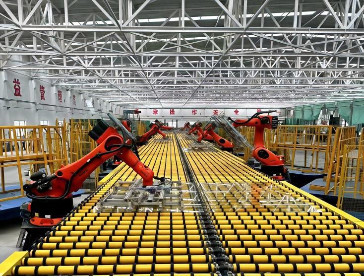 图为河北迎新玻璃集团有限公司特种琉璃生产线。河北迎新玻璃集团有限公司供图