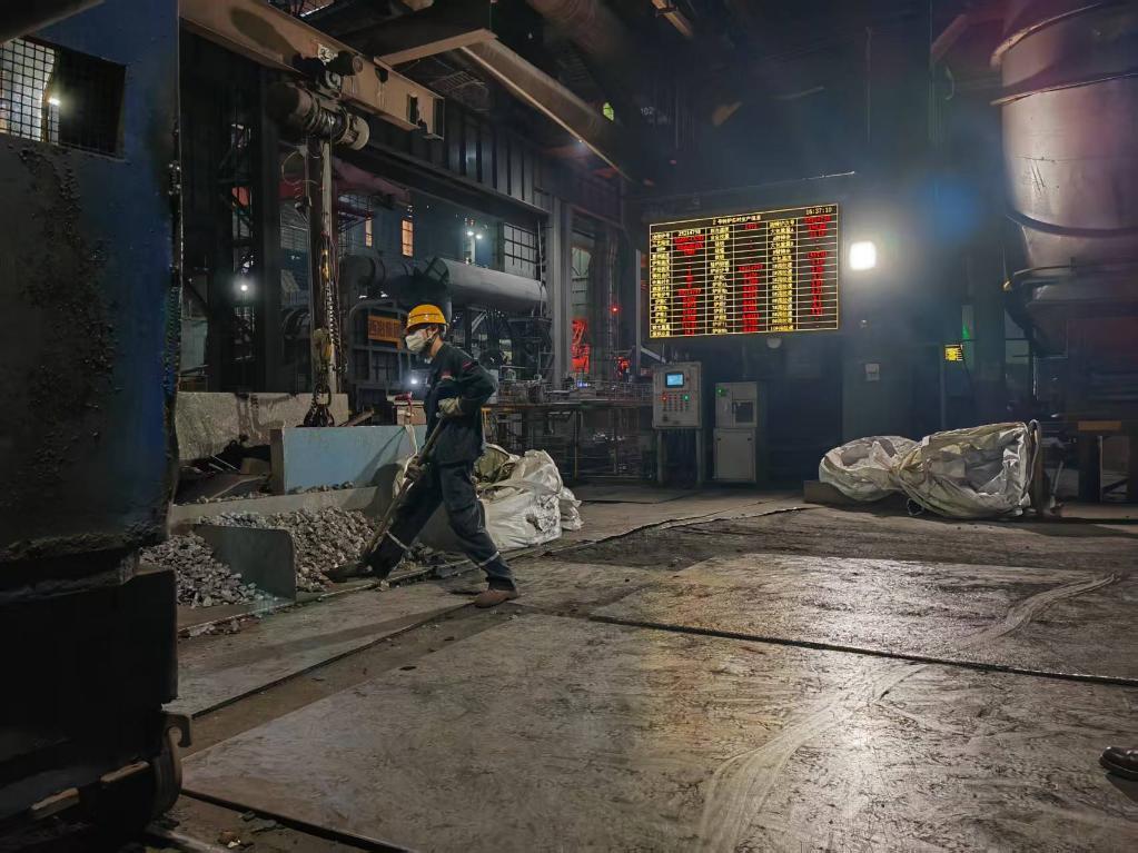 镔钢管培生王靖元在生产一线锻炼 记者邓华宁 拍摄