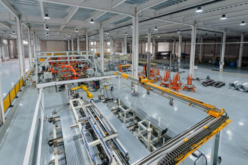 2025年11月24日,安平县的共享智造工厂。新华社发(陈康摄)