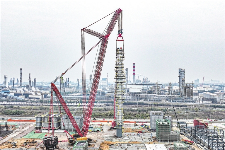 采用世界最大吨位履带起重机 九江石化轻芳烃分离塔吊装成功