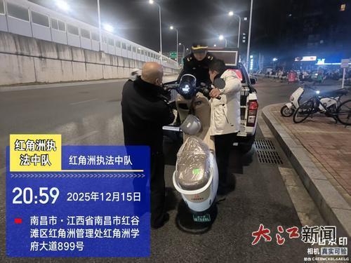 红角洲执法中队工作人员暂扣违规停放的“铁塔租车”（红谷滩区城管执法大队红角洲中队供图）