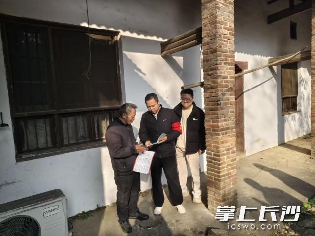 工作人员上门入户排查隐患、普及知识。 长沙晚报全媒体记者 舒元臻 摄