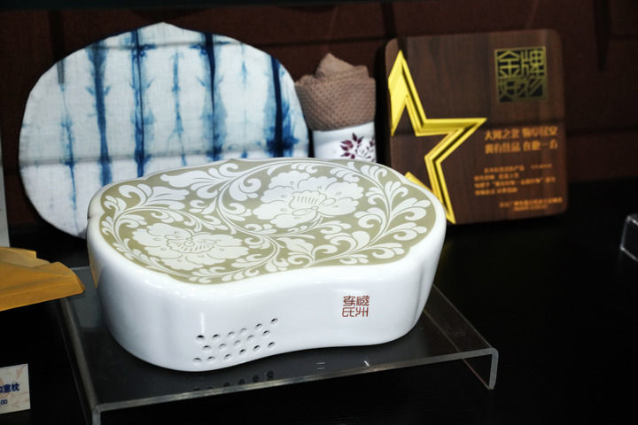 河北省邯郸市峰峰矿区磁州窑艺术馆内展出的如意型瓷枕。新华每日电讯记者赵鸿宇摄