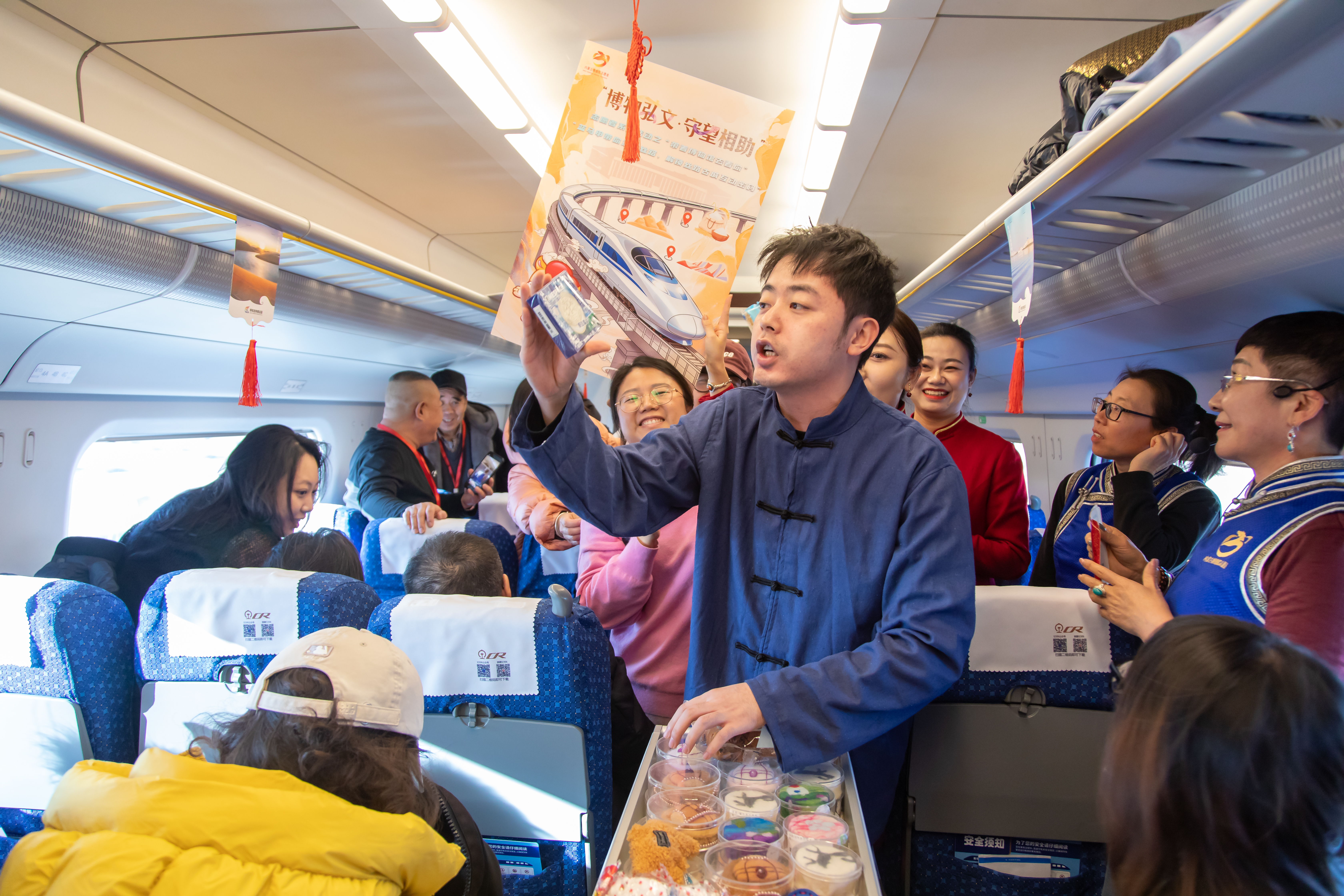 美食文创走进列车　宋佳龙　摄