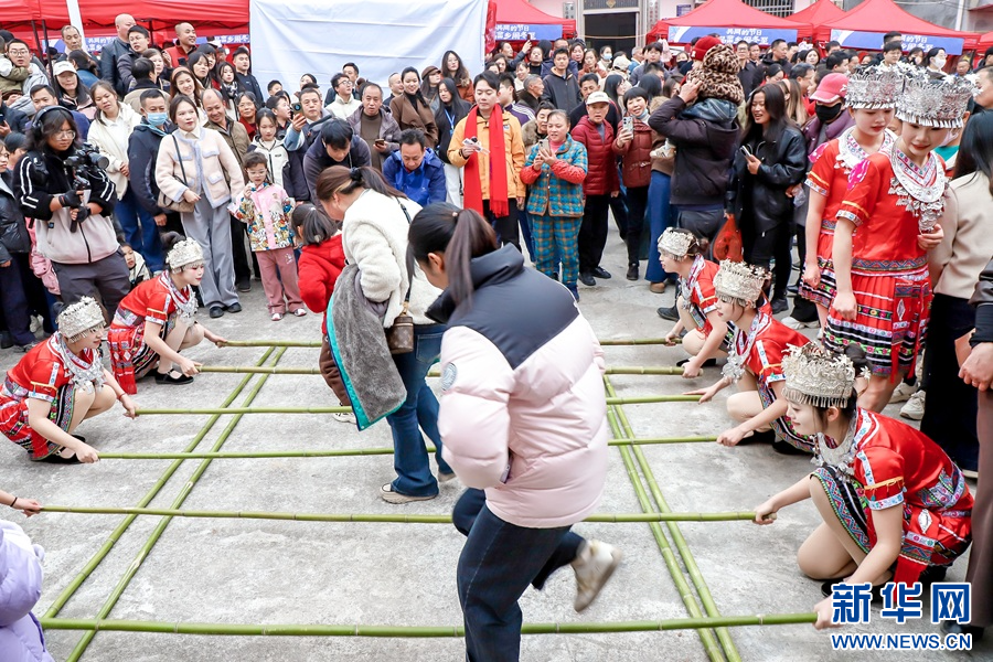 游客体验竹竿舞。新华网发