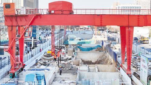 12月24日，中铁二十局集团工人在石家庄地铁5号线一期工程友谊公园站进行盾构管片运输作业。