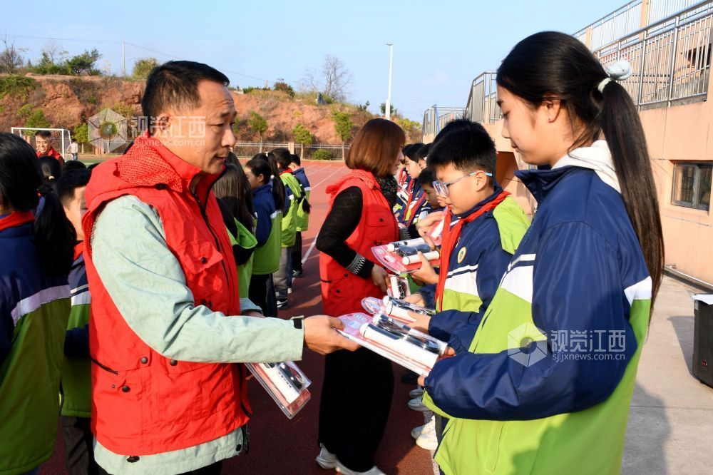 2025年12月23日下午，江西省抚州市南丰县教体文化交流协会组织志愿者开展的“运动相伴 健康成长”关爱留守儿童体育帮扶项目活动走进市山镇中心小学。