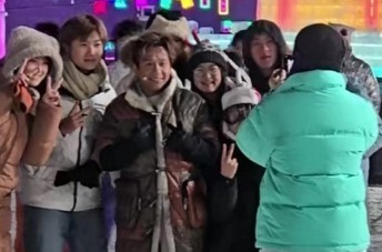 奥运冠军周洋在长春冰雪新天地当起了摄影师，为宋小宝和粉丝拍照