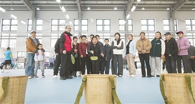 市民在白水湖馆开展趣味运动