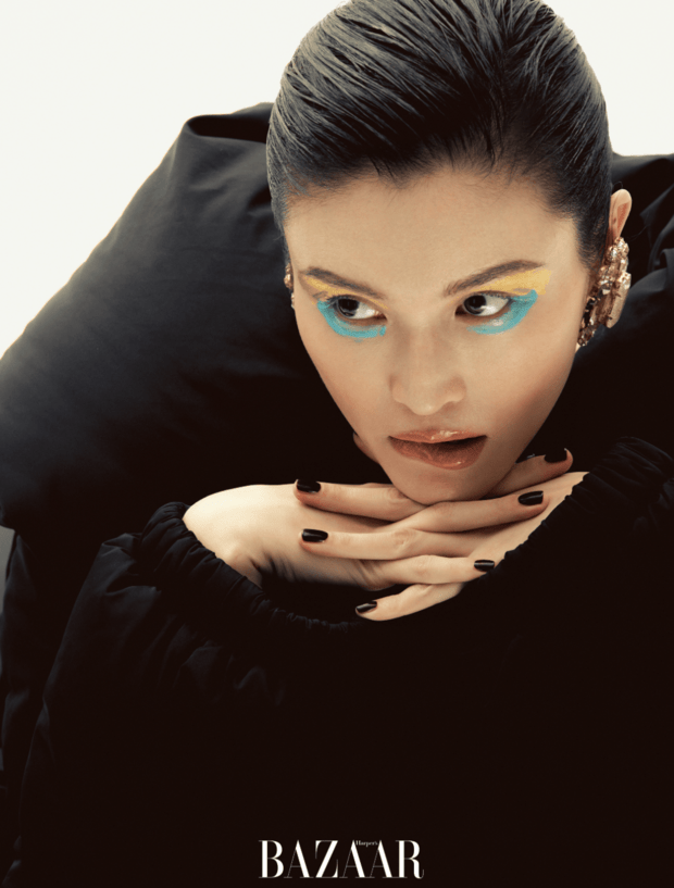 何穗神态冷艳舒展，产后状态精致又松弛。