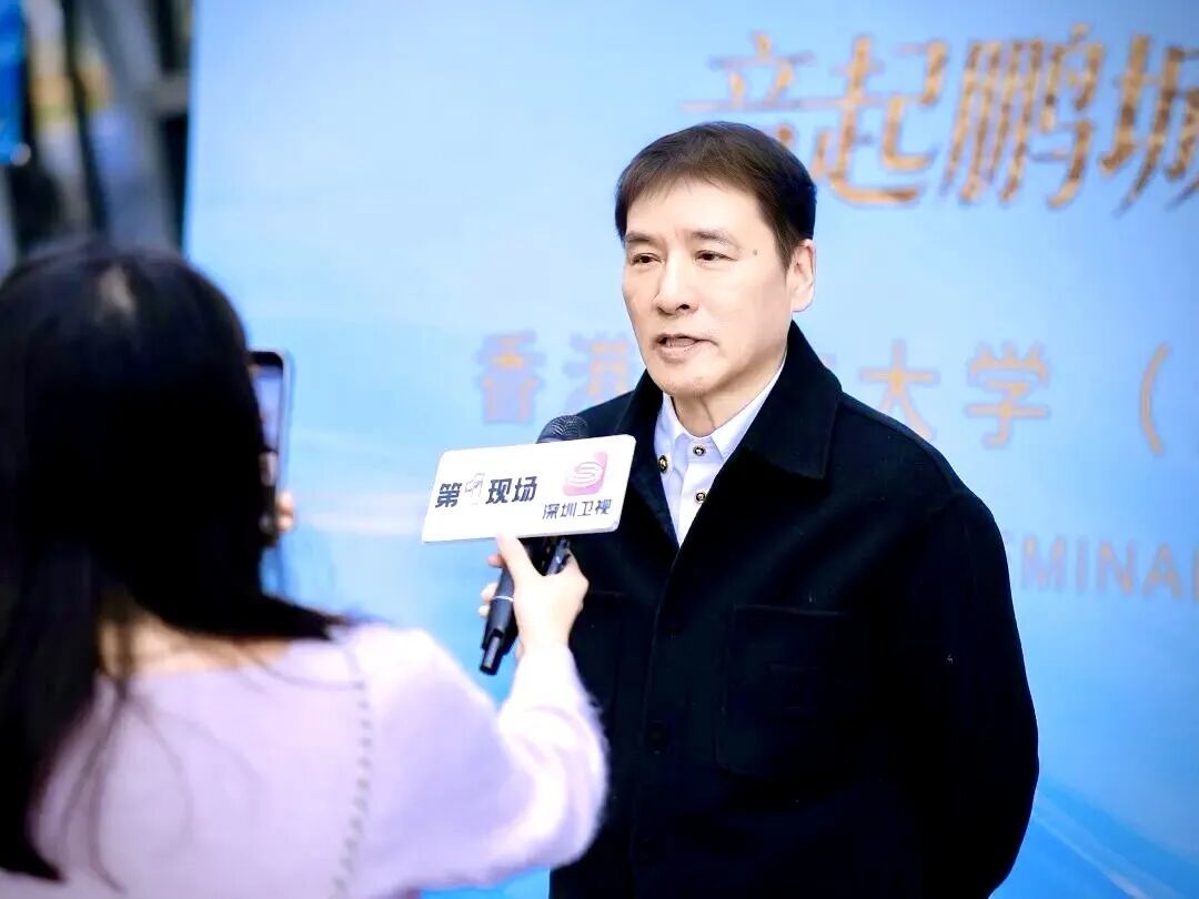 叶小钢教授在活动后接受第一现场采访