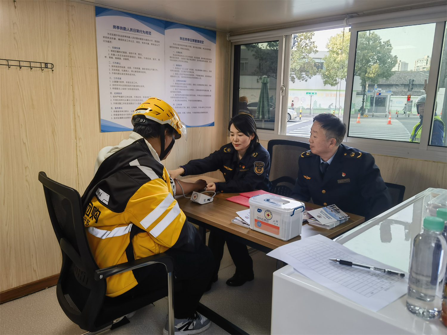 “岗亭+服务”暖冬践初心 江北“小综”驿站传递冬日温暖