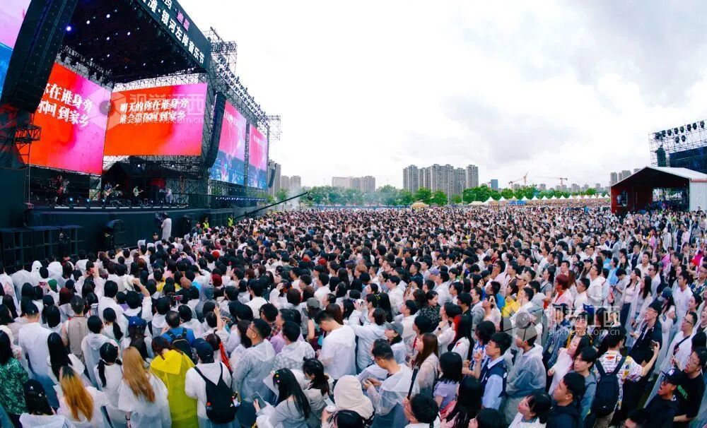 银河左岸音乐节在红谷滩区开唱(王祺 摄)