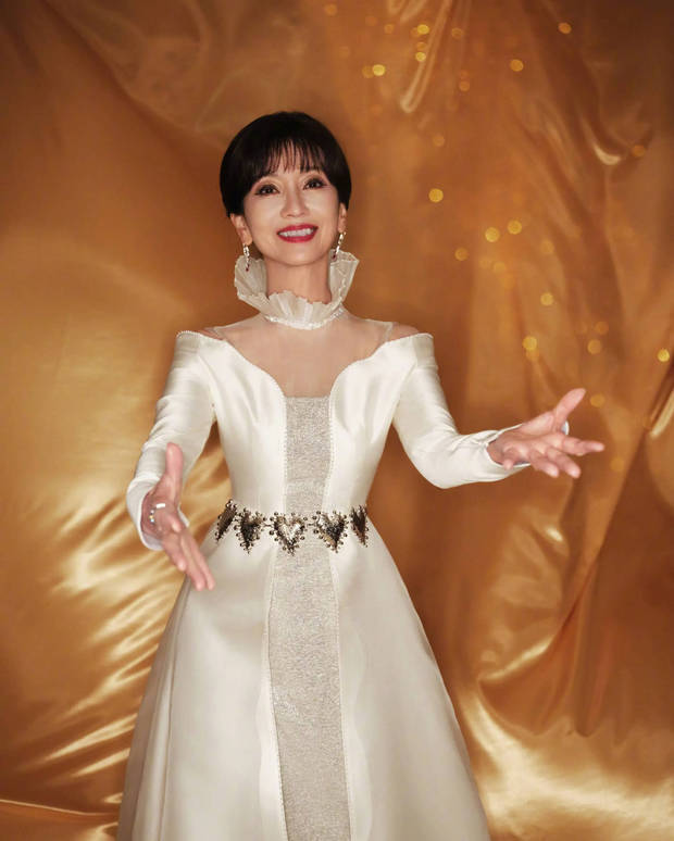 搜狐娱乐讯 22日，赵雅芝参加时尚芭莎珠宝年度盛典造型图释出。图中，她着白缎长裙，红唇亮眸，明媚又端庄。