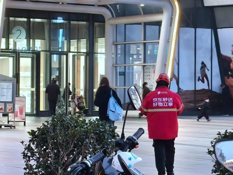 12月15日,外卖小哥正在上海街头工作。新华社记者 方喆 摄
