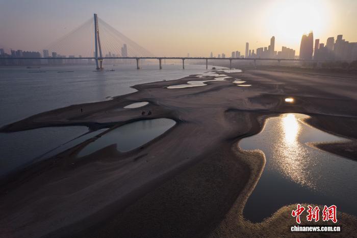 长江武汉段水位持续消退 大片滩涂露出江面