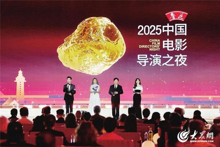 7月15日，由中国电影导演协会、中央广播电视总台央视频和山东省烟台市携手打造，央视娱乐传媒承制的“2025中国电影导演之夜”在烟台国际博览中心璀璨启幕