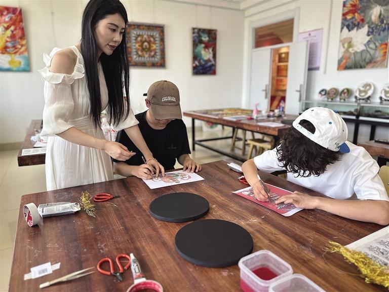 杨天指导学生制作掐丝珐琅