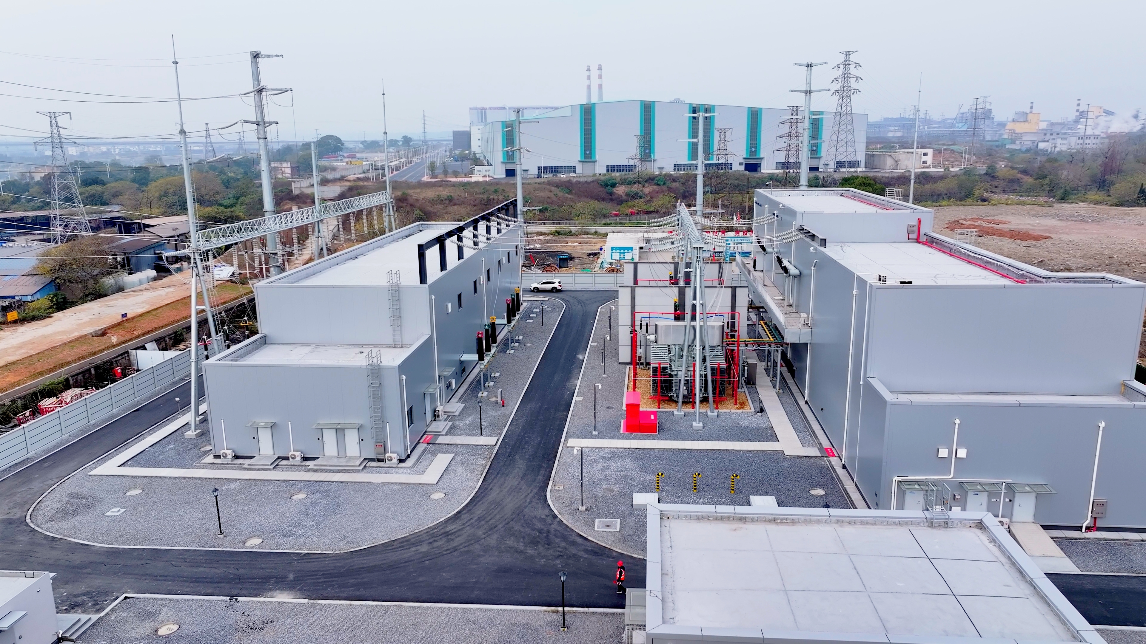 图为 新余220千伏变电站（何杰摄影）