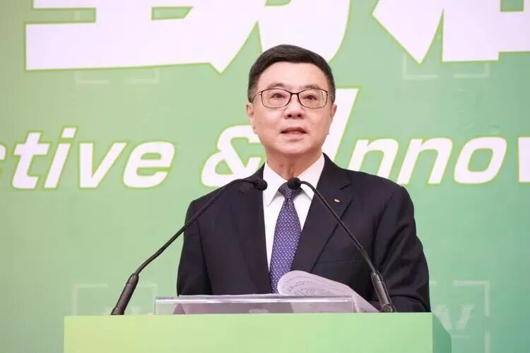 ▎对于台立法机构三读通过的《财政收支划分法》修正案,赖清德拒绝公布,”行政院长“卓荣泰(中)15日宣布拒绝“副署”,创下台湾宪政史上严重恶例。(图源:台媒)