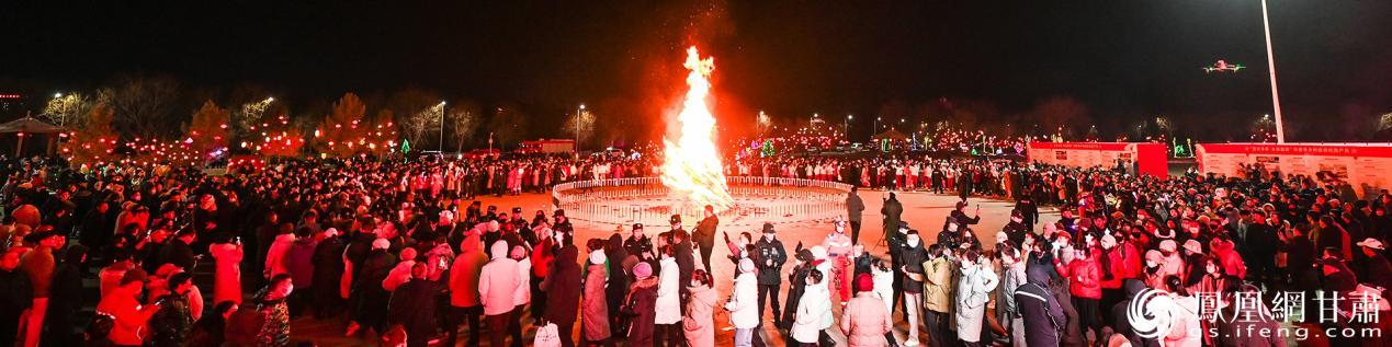 游客在永昌县武当山文化广场围着篝火欢乐起舞