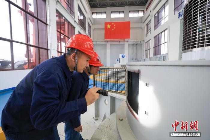 12月23日,三峡集团的技术人员对八赛枢纽的设备进行巡检。中新社记者 贾天勇 摄