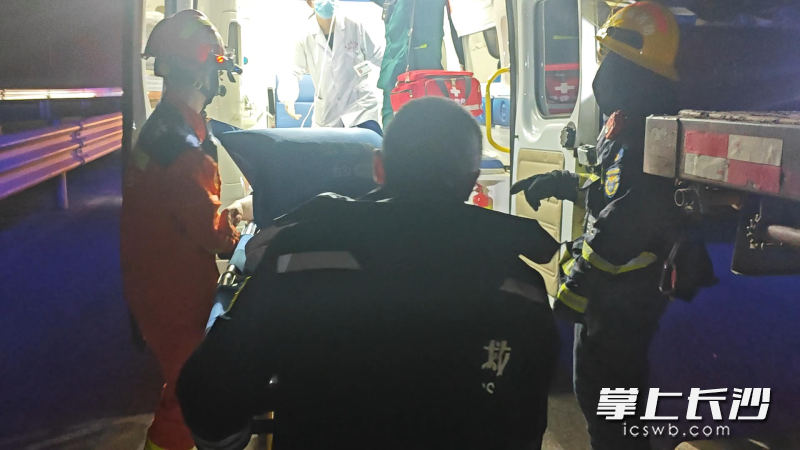 消防人员成功将被困人员转移至救护车。