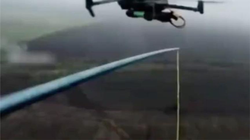 罕见战术！乌军在无人机上绑上钓鱼竿在高空挑落多架俄军无人机