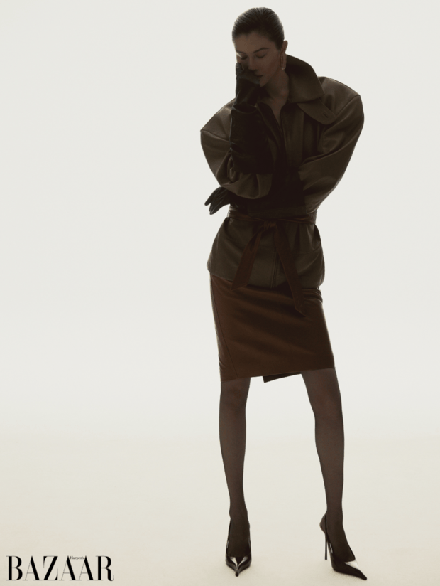 何穗棕调收腰套装造型，侧身姿态松弛裹着利落。