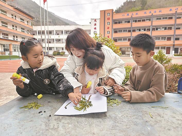 田曦教孩子们用植物作画 通讯员供图