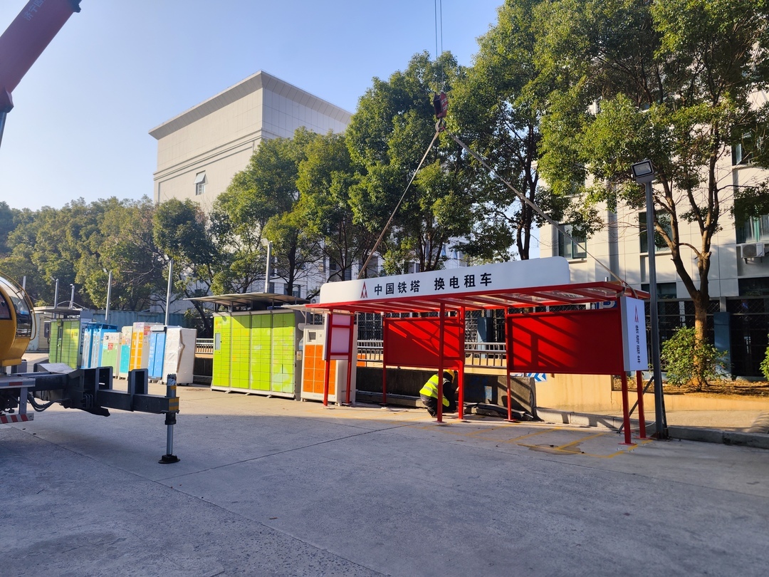 车棚正被拆除吊离。