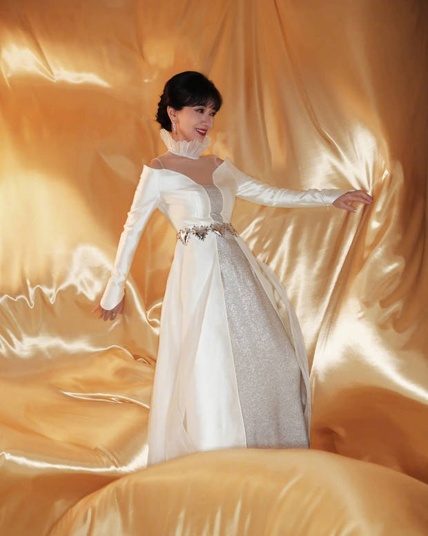 赵雅芝浅笑，在金绸背景里尽显优雅贵气。