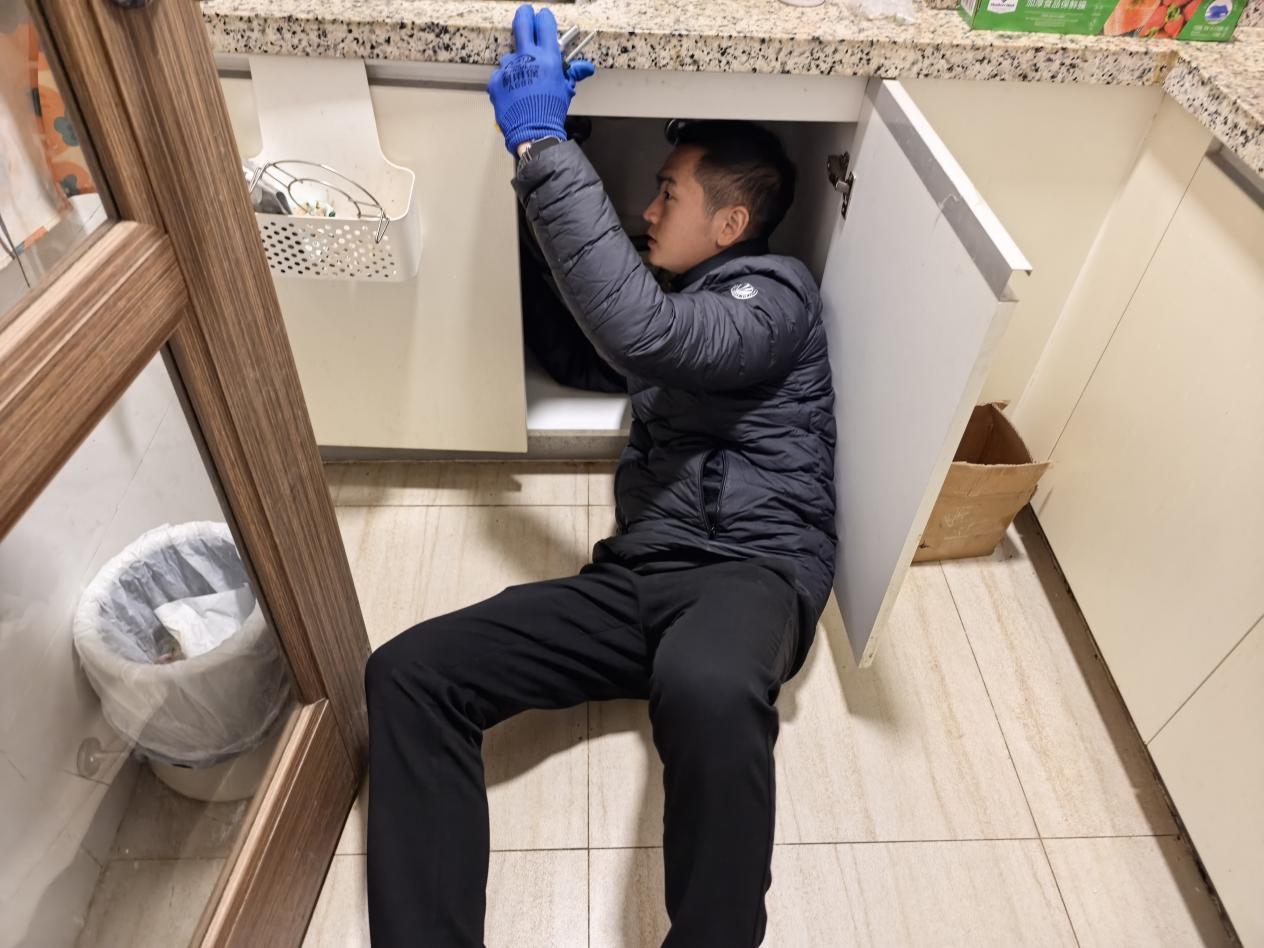 罗诗俊帮助业主检查漏水问题