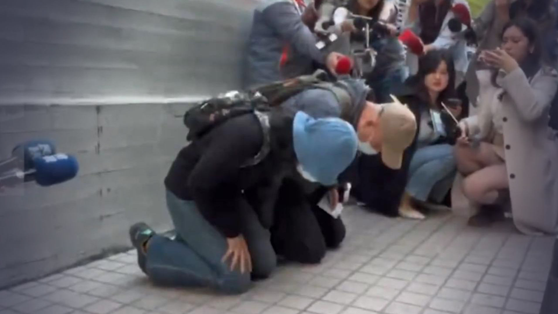 在台北车站随机砍人致4死11伤，嫌犯张文的父母下跪致歉