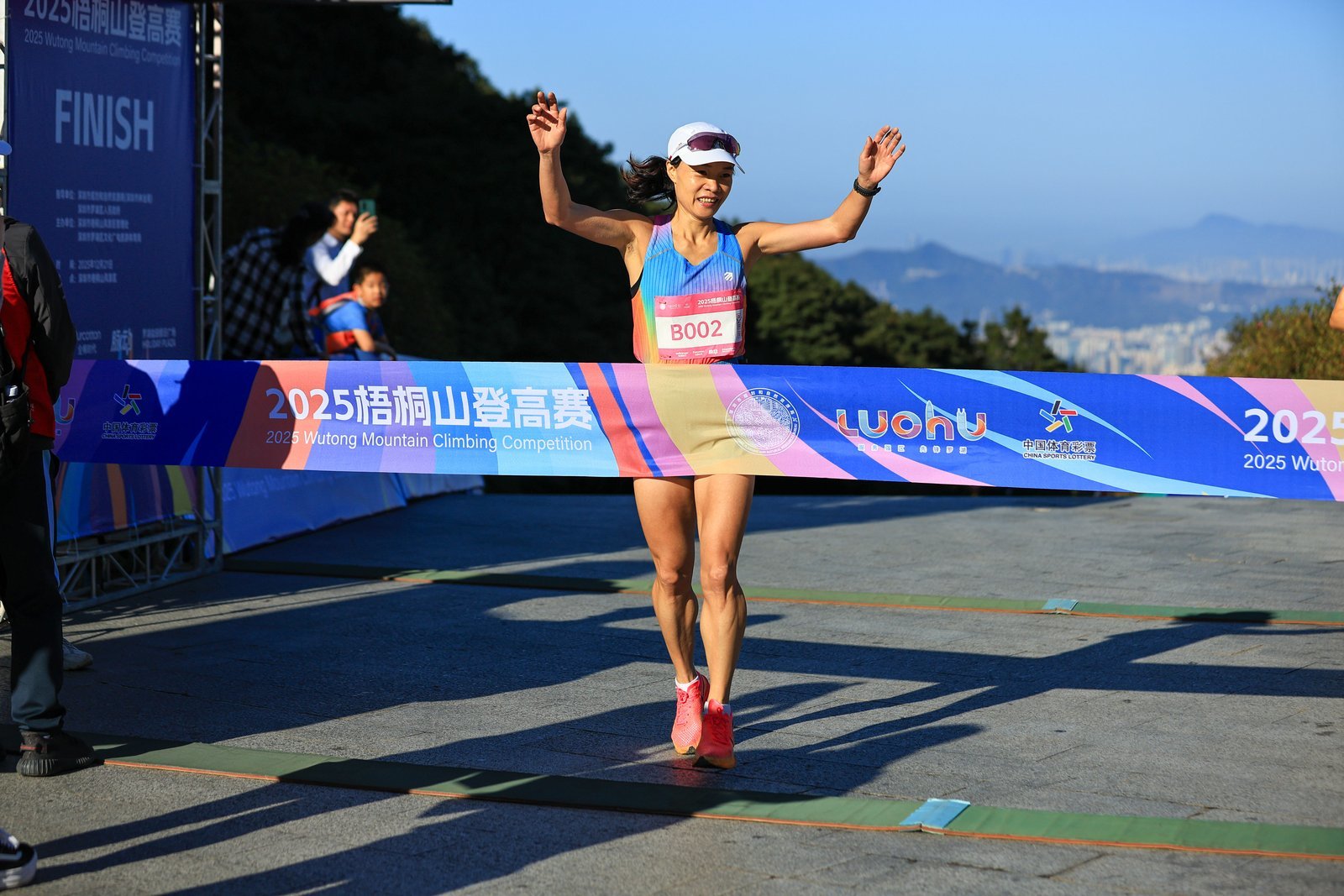 2025梧桐山登高赛圆满落幕 千名健儿共赴巅峰之约
