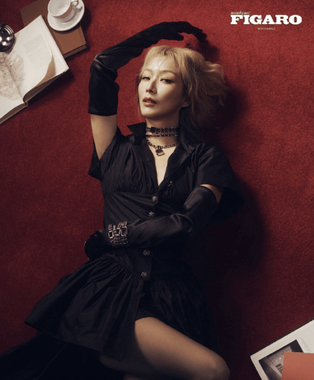 郑秀文金发造型搭配黑色短袖装，配饰点缀添精致。