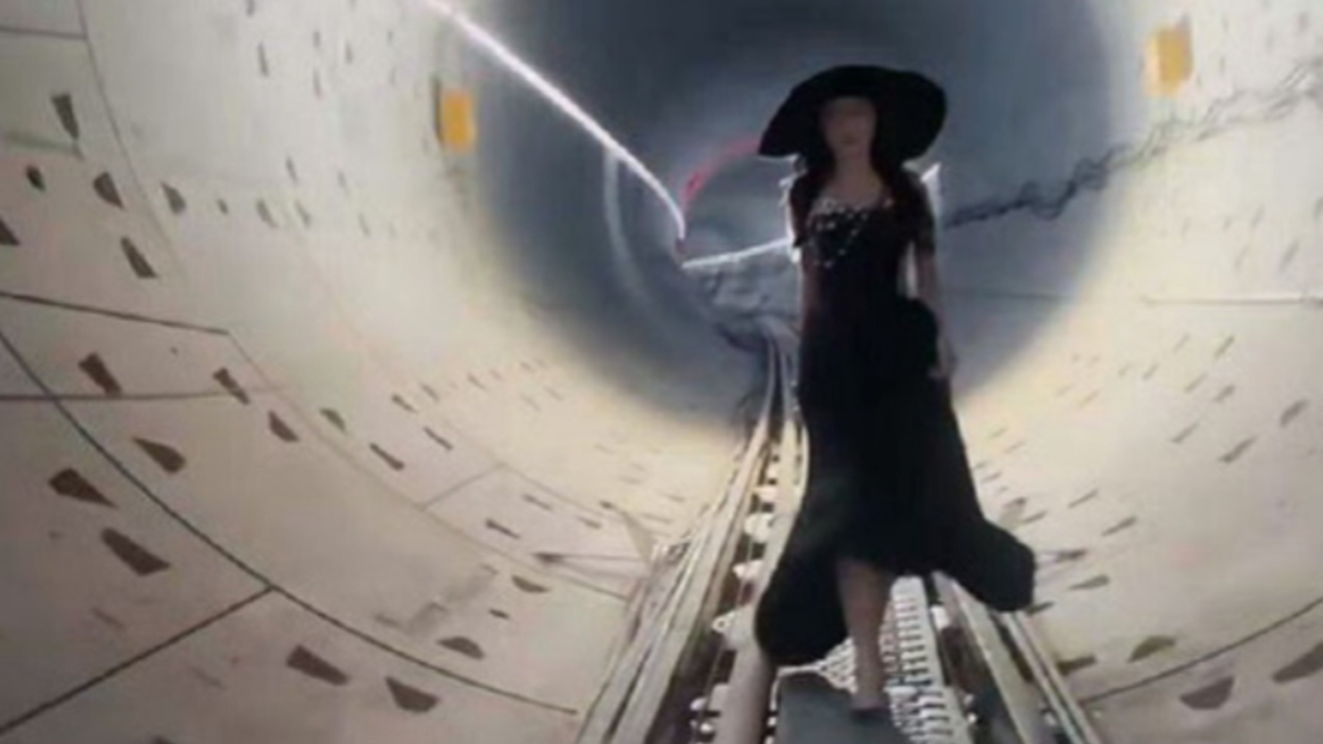 女子为出片擅闯地铁隧道拍照？官方回应：系深圳一在建隧道，已介入调查，网友：有人年终奖要没了